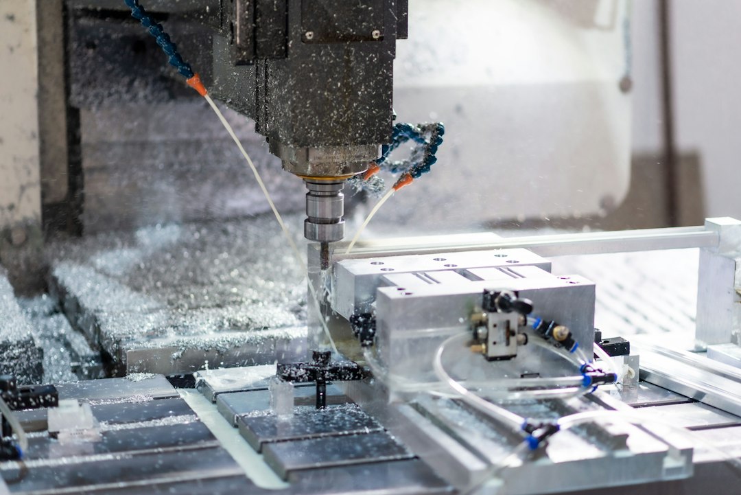 Milling center machining a metal part