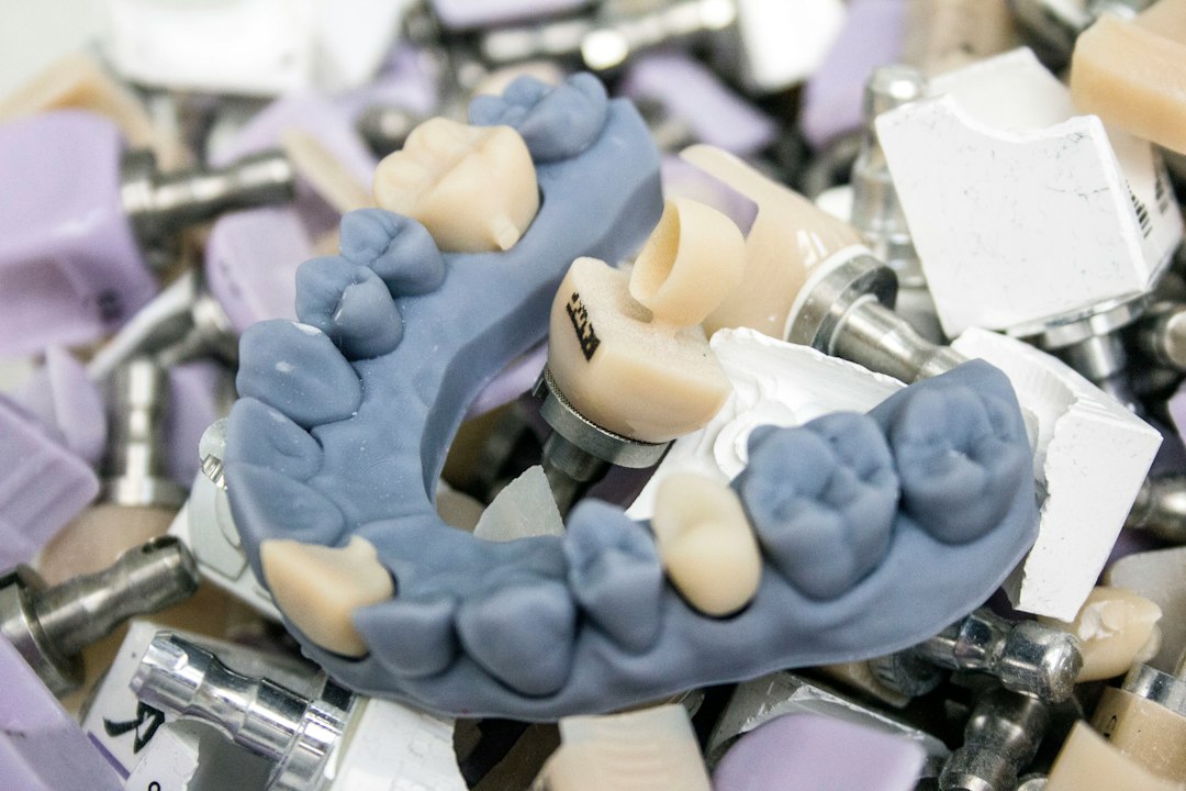 Printed dental model with implant analogs and milled restorations